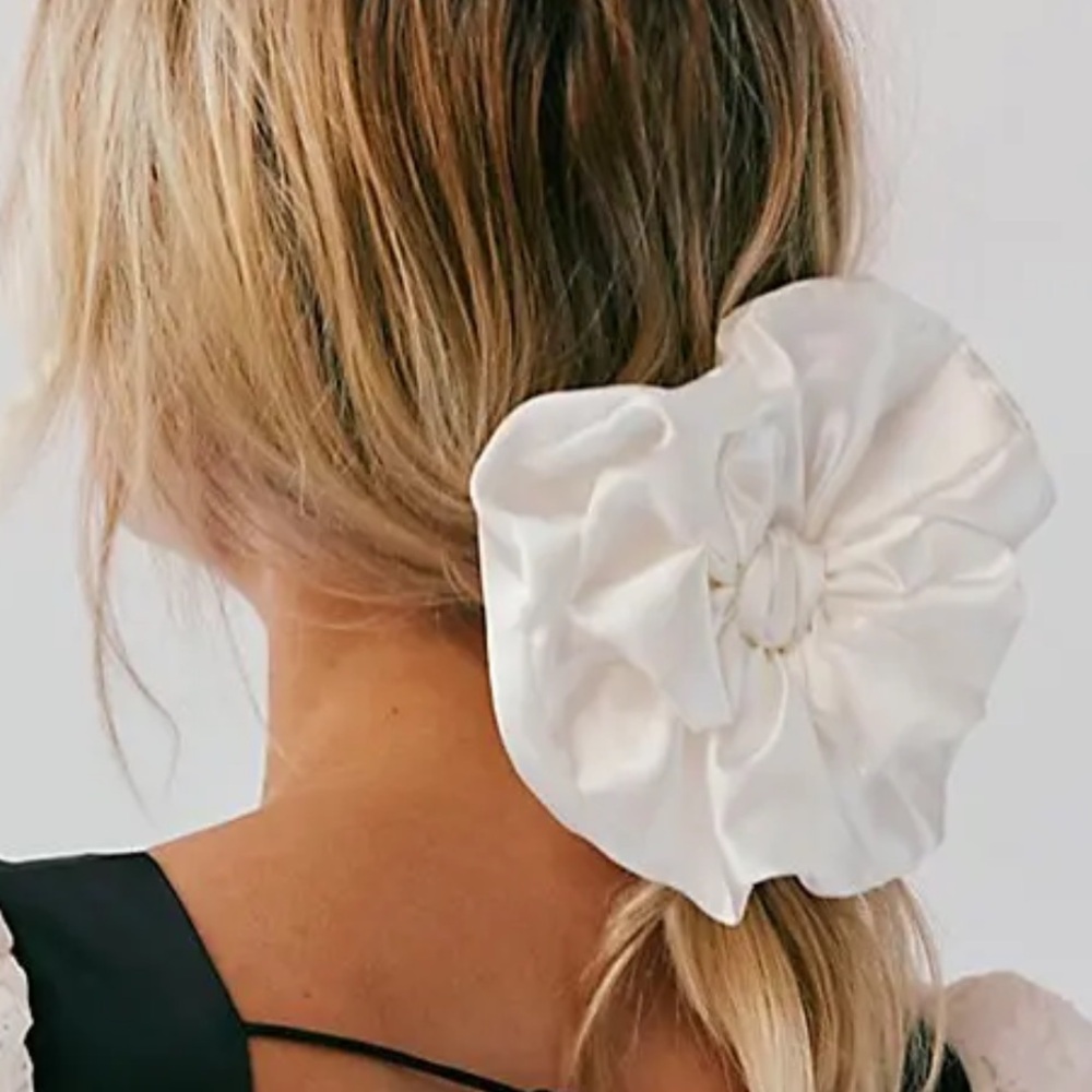 Free People Maria’s Bow Scrunchie